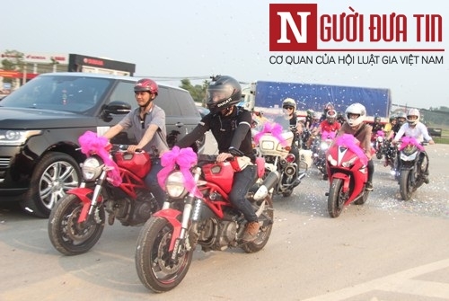 Giải trí - Choáng ngợp đám cưới ‘khủng’ với ôtô hơn 20 tỷ và dàn siêu môtô tại Hà Tĩnh (Hình 2).