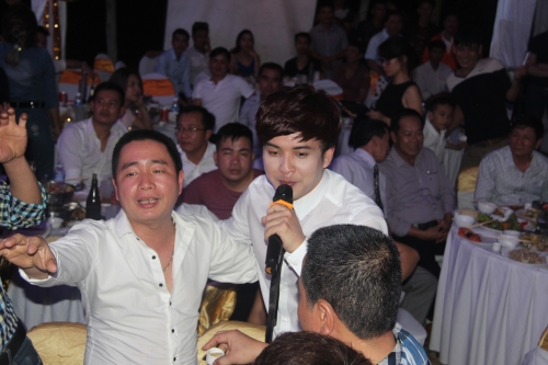 Giải trí - Ca sỹ Hồ Quang Hiếu 'quẩy' hết mình cùng khán giả trong siêu đám cưới tại Hà Tĩnh