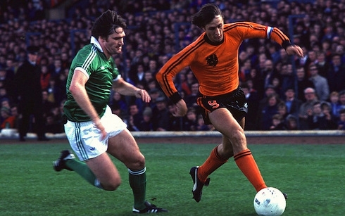 Thể thao - 'Th&aacute;nh l&agrave;ng t&uacute;c cầu' Johan Cruyff qua đời ở tuổi 68