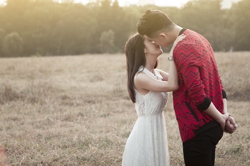 Giải trí - Ca sĩ Ray Võ – hot girl Linh Napie hôn nhau ngọt ngào