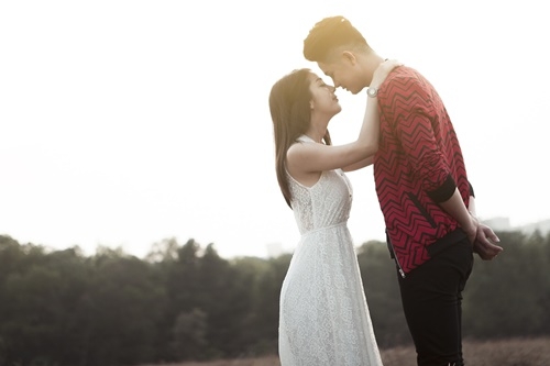 Giải trí - Ca sĩ Ray Võ – hot girl Linh Napie hôn nhau ngọt ngào (Hình 2).