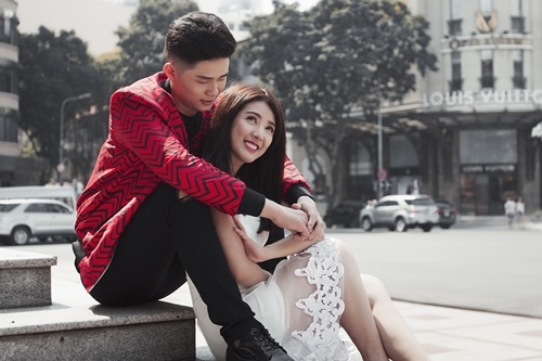 Giải trí - Ca sĩ Ray Võ – hot girl Linh Napie hôn nhau ngọt ngào (Hình 4).
