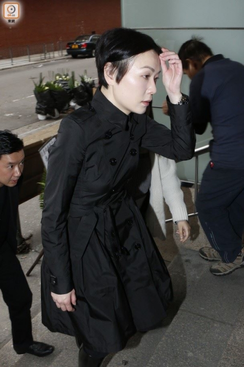 Giải trí - Điền Thụy Ni mệt mỏi, hốc hác trong đám tang của mẹ (Hình 2).