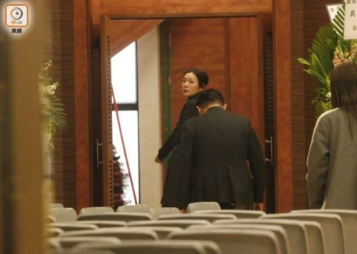 Giải trí - Điền Thụy Ni mệt mỏi, hốc hác trong đám tang của mẹ (Hình 3).