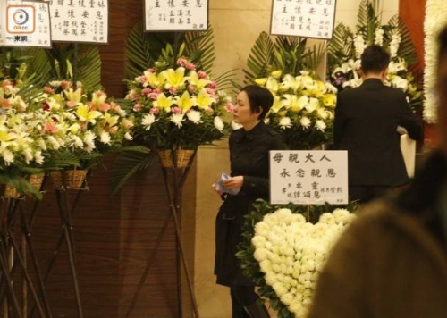 Giải trí - Điền Thụy Ni mệt mỏi, hốc hác trong đám tang của mẹ (Hình 5).