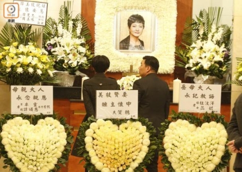 Giải trí - Điền Thụy Ni mệt mỏi, hốc hác trong đám tang của mẹ (Hình 6).