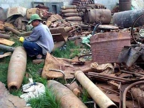 Xã hội - 'Làng bom' xứ Nghệ bắt đầu run rẩy sợ…cái cưa