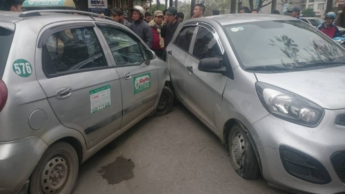 Xã hội - Hà Nội: Nghi vấn taxi ‘điên’ đâm liên tiếp vào nhiều phương tiện do truy đuổi xe máy? (Hình 2).