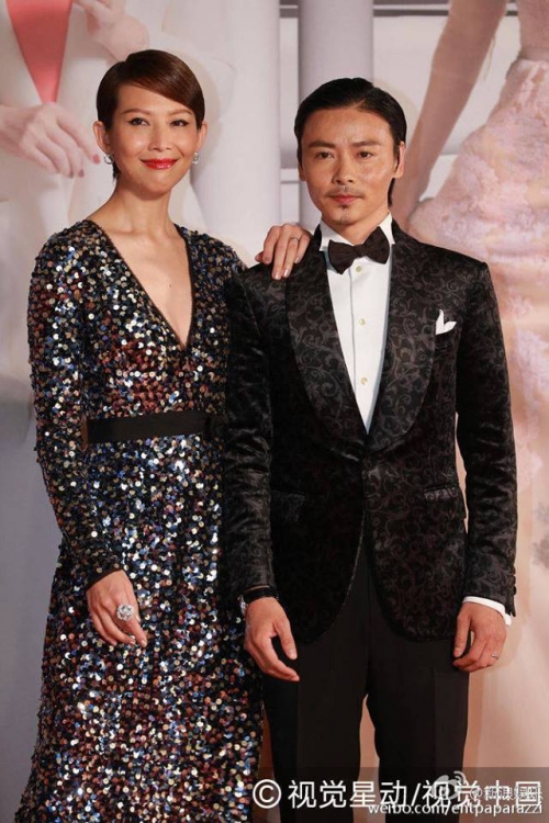 Giải tr&iacute; - Nam diễn vi&ecirc;n 'Diệp vấn 3' Trương Tấn c&ugrave;ng vợ tay trong tay tr&ecirc;n thảm đỏ giải Kim Tượng lần 35 (H&igrave;nh 2).