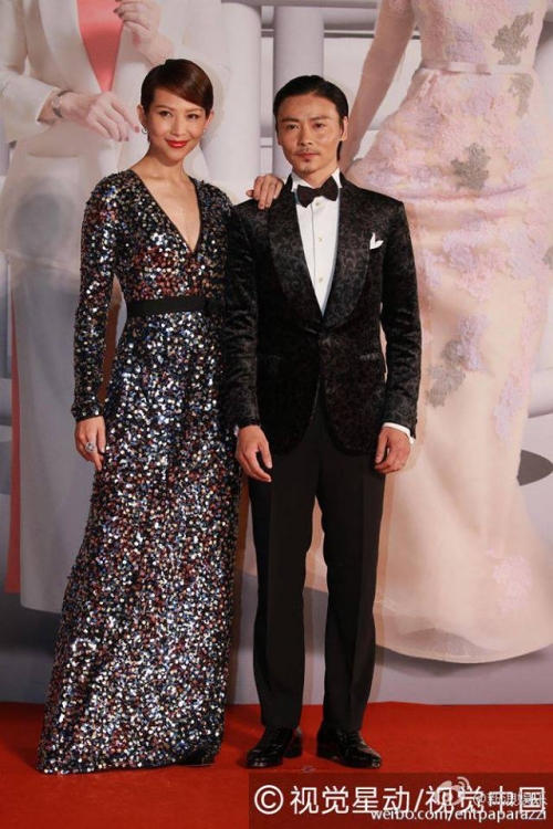 Giải tr&iacute; - Nam diễn vi&ecirc;n 'Diệp vấn 3' Trương Tấn c&ugrave;ng vợ tay trong tay tr&ecirc;n thảm đỏ giải Kim Tượng lần 35 (H&igrave;nh 3).