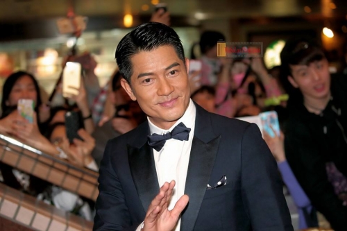 Giải tr&iacute; - Nam diễn vi&ecirc;n 'Diệp vấn 3' Trương Tấn c&ugrave;ng vợ tay trong tay tr&ecirc;n thảm đỏ giải Kim Tượng lần 35 (H&igrave;nh 4).