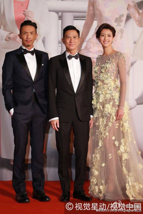 Giải tr&iacute; - Nam diễn vi&ecirc;n 'Diệp vấn 3' Trương Tấn c&ugrave;ng vợ tay trong tay tr&ecirc;n thảm đỏ giải Kim Tượng lần 35 (H&igrave;nh 5).