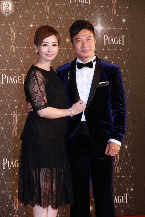 Giải tr&iacute; - Nam diễn vi&ecirc;n 'Diệp vấn 3' Trương Tấn c&ugrave;ng vợ tay trong tay tr&ecirc;n thảm đỏ giải Kim Tượng lần 35 (H&igrave;nh 7).