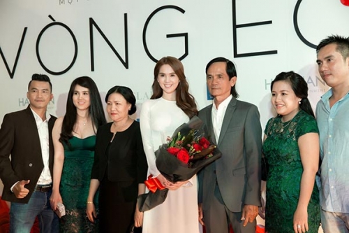Giải trí - Ngọc Trinh rơi nước mắt trong buổi ra mắt phim 'Vòng eo 56' (Hình 6).