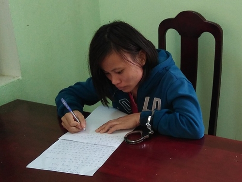 Pháp luật - Vụ con sát hại mẹ nuôi: Chồng treo bảng bán nhà sau khi vợ bị đâm (Hình 2).