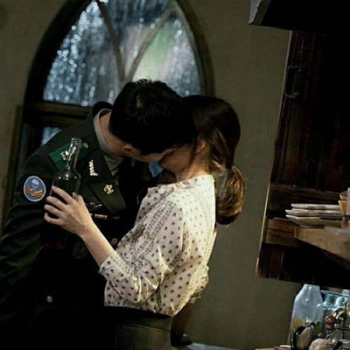 Giải tr&iacute; - Điểm lại những nụ h&ocirc;n cực ngọt trong Hậu duệ Mặt Trời (H&igrave;nh 2).