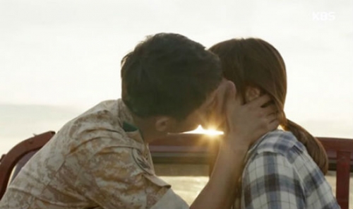 Giải tr&iacute; - Điểm lại những nụ h&ocirc;n cực ngọt trong Hậu duệ Mặt Trời (H&igrave;nh 6).