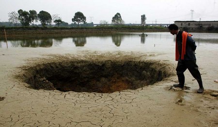 C&ocirc;ng nghệ - Kỳ lạ: Hố tử thần xuất hiện ở đ&aacute;y hồ, &lsquo;nuốt chửng&rsquo; 25 tấn c&aacute; [VIDEO]