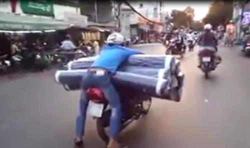 X&atilde; hội - Video: Kiểu chở h&agrave;ng 'b&aacute; đạo' chỉ c&oacute; ở Việt Nam