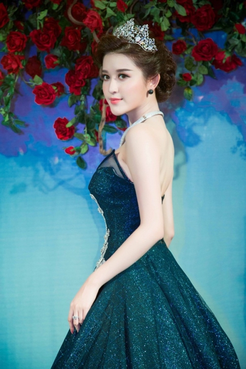 Giải trí - Elly Trần khoe vòng eo 54, Huyền My diện trang sức 2 tỷ gây sốc (Hình 8).