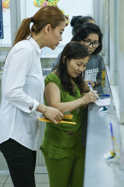 Giải trí - Trương Ngọc Ánh giúp nữ sinh bị tạt axit khôi phục dung nhan (Hình 2).