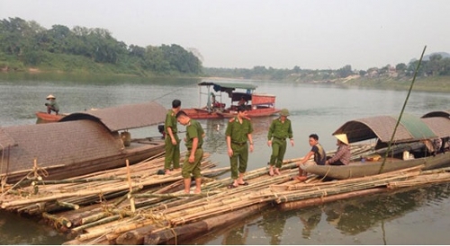 Pháp luật - Hàng chục khối gỗ lậu kết thành bè thả trôi trên sông Lam