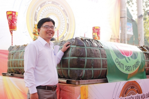 X&atilde; hội - Giỗ tổ H&ugrave;ng Vương ở TPHCM: 160 triệu l&agrave;m b&aacute;nh chưng 'khủng' 2,5 tấn (H&igrave;nh 2).