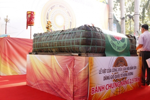 X&atilde; hội - Giỗ tổ H&ugrave;ng Vương ở TPHCM: 160 triệu l&agrave;m b&aacute;nh chưng 'khủng' 2,5 tấn (H&igrave;nh 3).