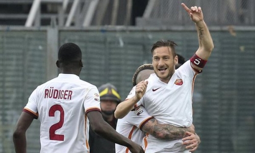 Thể thao - BLV bật khóc nức nở sau khi huyền thoại Roma – Totti ghi bàn [VIDEO]