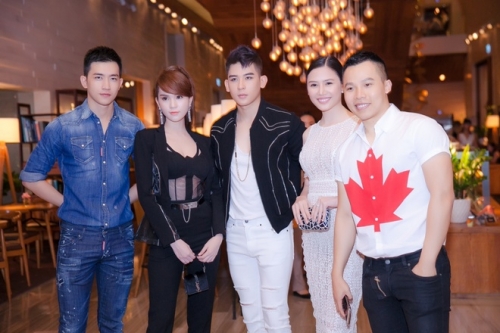 Giải trí - Ngọc Trinh 'gây sốc' với màn cởi áo trên thảm đỏ (Hình 7).