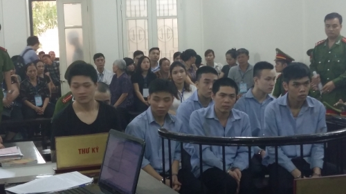 Ph&aacute;p luật - Vợ g&agrave;o kh&oacute;c bất lực nh&igrave;n chồng bị nh&oacute;m c&ocirc;n đồ truy s&aacute;t