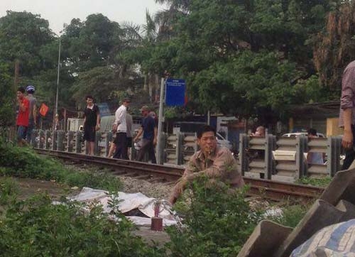 Pháp luật - Băng qua đường ray khi tàu lao đến, người đàn ông bị đâm tử vong