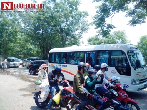 Xã hội - Huế: Dòng người ùn ùn lên rừng nghỉ lễ, suối ‘quá tải’ (Hình 2).