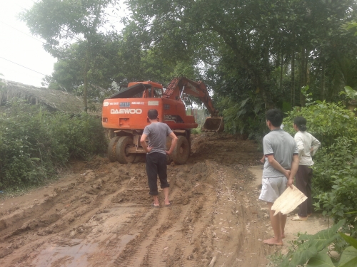 Xã hội - Đường nhẽo nhoẹt bùn đất, người dân khốn khổ bị thương lái ép giá (Hình 2).