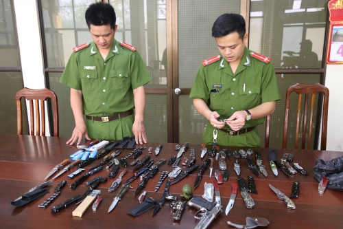 Pháp luật - Lạng Sơn: Người dân giao nộp 'kho' vũ khí nguy hiểm cho công an (Hình 2).