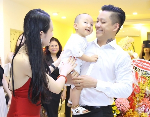 Giải trí - Tuấn Hưng bế con, chăm lo sự kiện khai trương cho vợ