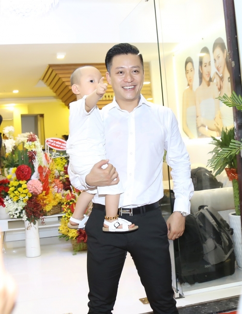 Giải trí - Tuấn Hưng bế con, chăm lo sự kiện khai trương cho vợ (Hình 3).