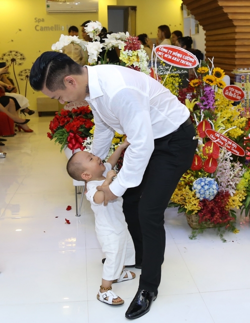 Giải trí - Tuấn Hưng bế con, chăm lo sự kiện khai trương cho vợ (Hình 4).