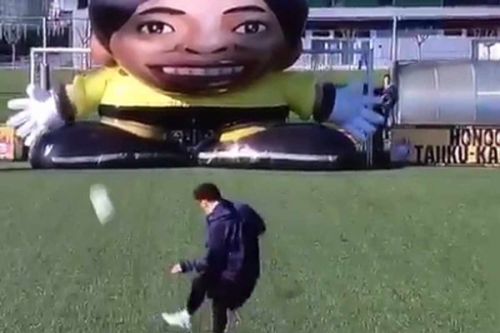 Thể thao - Video: Khoe kĩ năng sút phạt, Messi so tài với 'gã' thủ môn khổng lồ