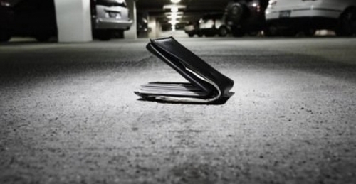 Pháp luật - Bị phạt 7,5 triệu đồng vì nhặt được ví rơi nhưng không trả lại