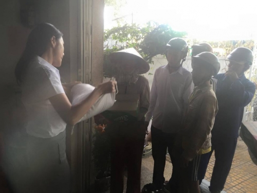 Đời sống - Ca sĩ Thủy Tiên bị chửi và cách ứng xử khiến nhiều người suy ngẫm (Hình 2).