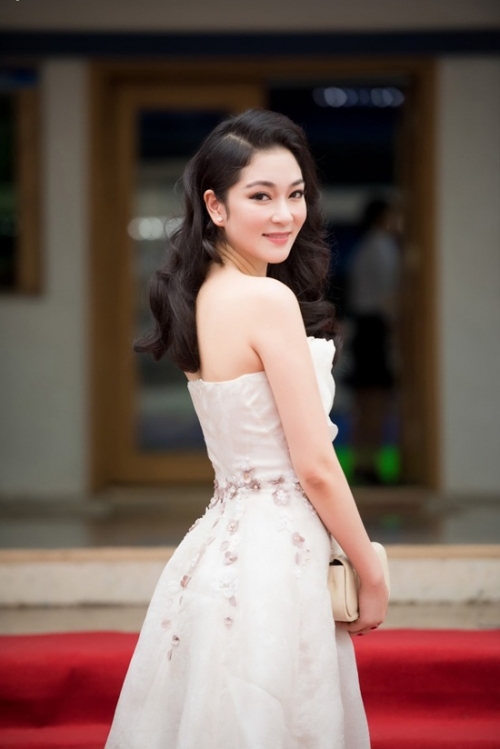 Giải trí - Hoa hậu Nguyễn Thị Huyền khoe nhan sắc 'đốn tim' (Hình 2).