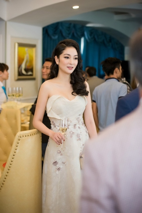 Giải trí - Hoa hậu Nguyễn Thị Huyền khoe nhan sắc 'đốn tim' (Hình 3).