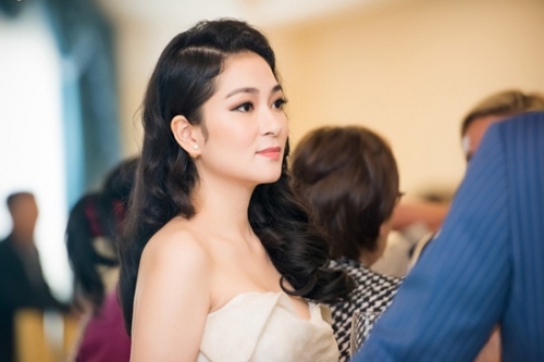 Giải trí - Hoa hậu Nguyễn Thị Huyền khoe nhan sắc 'đốn tim' (Hình 4).
