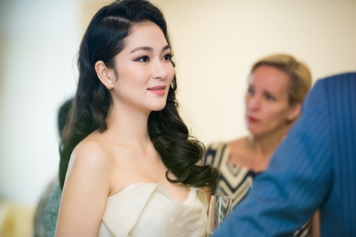 Giải trí - Hoa hậu Nguyễn Thị Huyền khoe nhan sắc 'đốn tim' (Hình 5).
