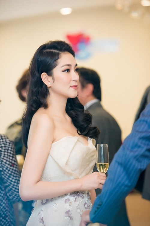 Giải trí - Hoa hậu Nguyễn Thị Huyền khoe nhan sắc 'đốn tim' (Hình 6).