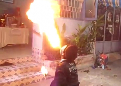 Pháp luật - Tự tập 'phá quàn' ngậm xăng phun lửa, bé trai 7 tuổi nhập viện (Hình 3).