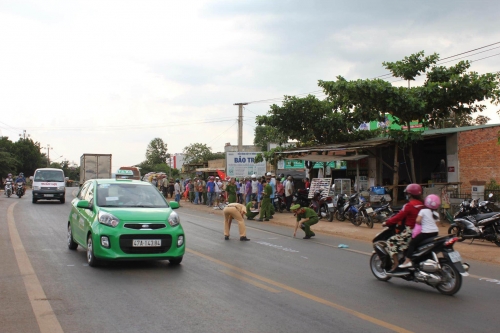 Xã hội - Đắc Lắc, xe máy 'đối đầu' xe khách, 2 người nhập viện (Hình 2).