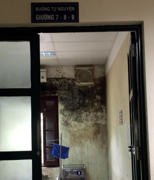 Pháp luật - Khủng khiếp phòng bệnh dịch vụ 1,2 triệu đồng mốc meo ở BV Bạch Mai (Hình 2).