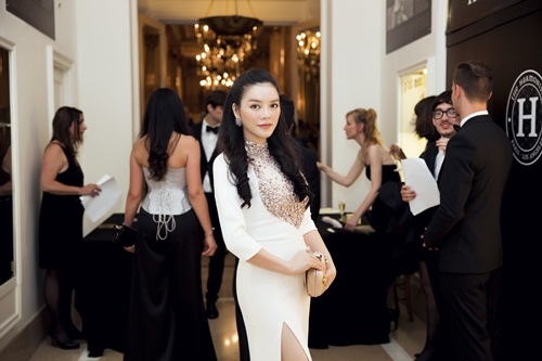 Giải trí - Lý Nhã Kỳ ngồi bàn tiệc quyền lực nhất Cannes tại 'Gala VIP party' (Hình 2).